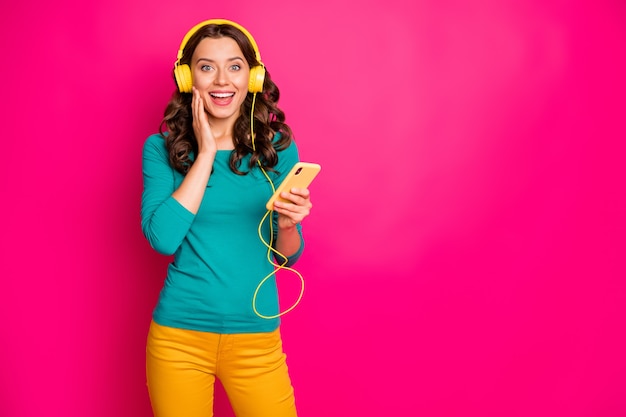 Foto van krullend golvend vrolijk positief leuk vrij schattig charmant prachtig vriendin uiting van verbazing op gezicht houden telefoon geïsoleerd roze levendige kleuren achtergrond