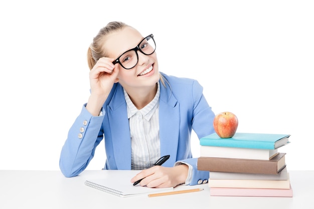 Foto van lachende student met stapel boeken geïsoleerd