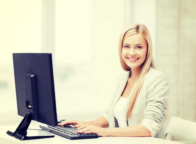 foto van lachende zakenvrouw die haar computer gebruikt