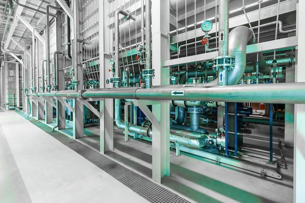Foto van leidingen en tanks. Productie van scheikunde en medicijnen. Farmaceutische fabriek. Interieur van een hightech fabriek, moderne productie.