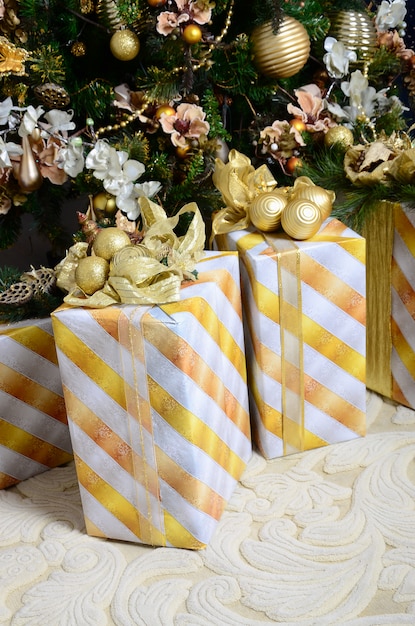 Foto van luxe geschenkdozen onder de kerstboom