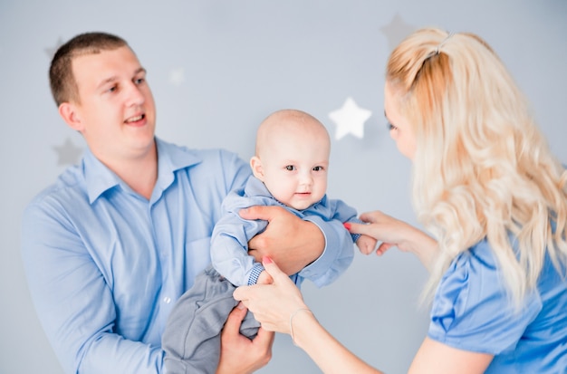 Foto van mama en papa spelen met de baby die het overgeeft