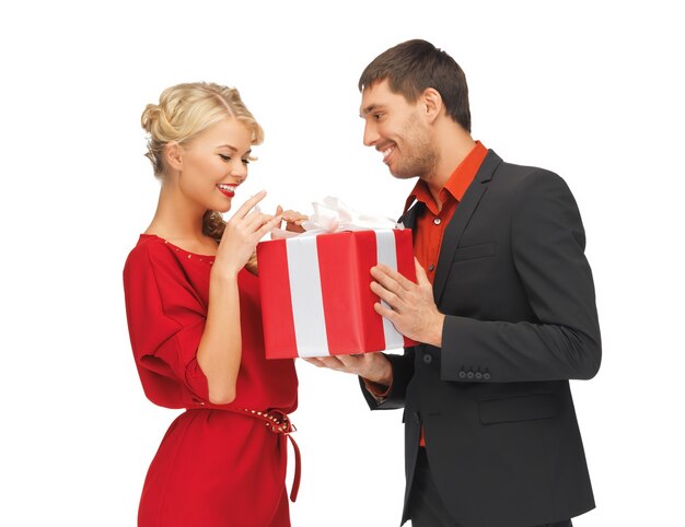 foto van man en vrouw met cadeau
