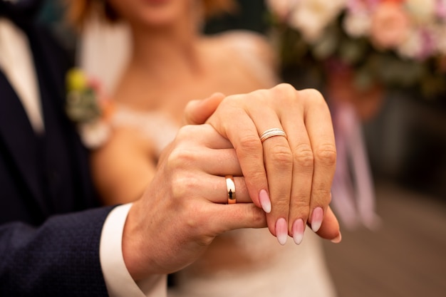 Foto van man en vrouw met de vingers van de trouwring