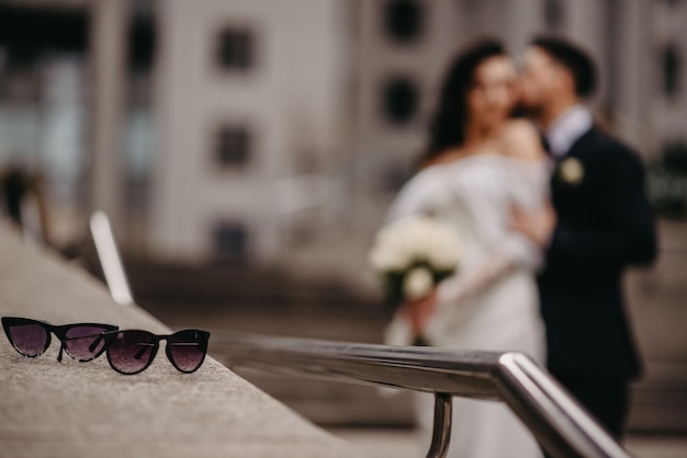 Foto van man en vrouw met trouwringjong getrouwd stel hand in hand ceremonie trouwdag getrouwd stel handen met trouwringen