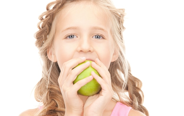 foto van meisje met groene appel