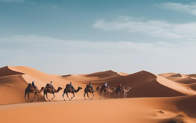 Foto van mensen die met kamelen door de woestijn reizen