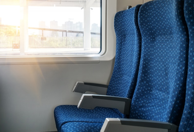 Foto van mobiele telefoon op vensterbank in een moderne comfortabele trein