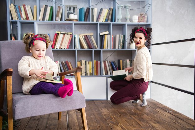 Foto van moeder en dochter samen op de tweede verdieping van een huis in de bibliotheek