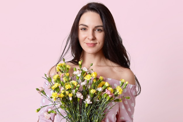 Foto van mooie brunette jonge vrouw met zachte glimlach