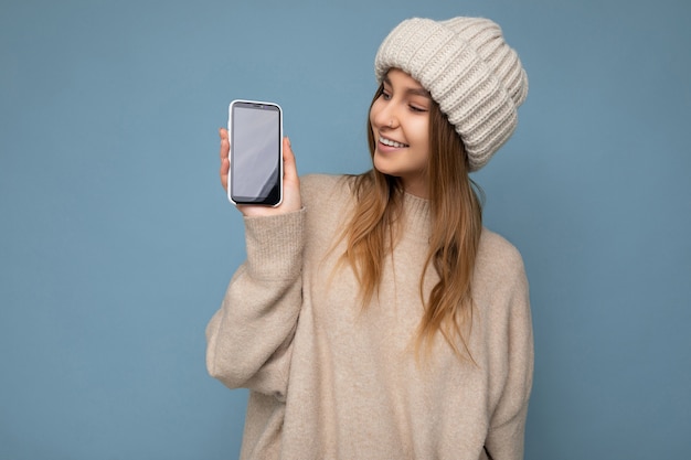 Foto van mooie glimlachende jonge vrouw goed uitziende casual stijlvolle outfit dragen