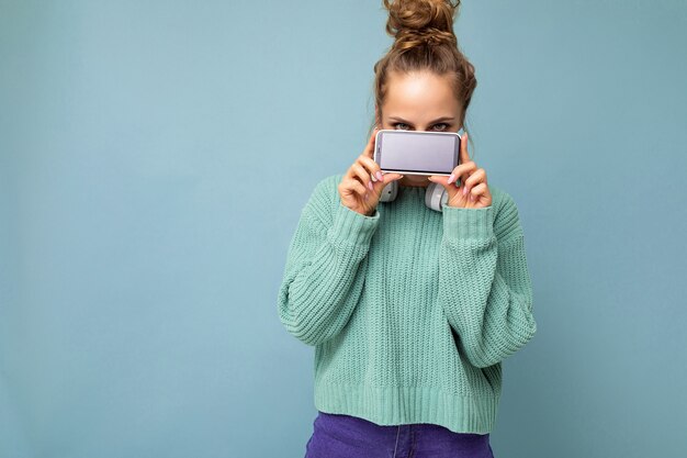 Foto van mooie jonge vrouw goed uitziende dragen casual outfit staan