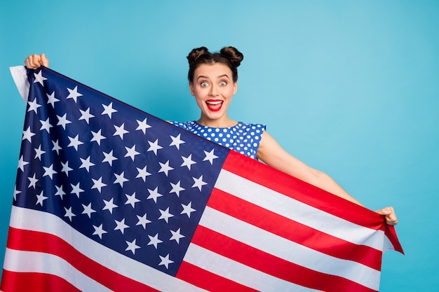 Foto van mooie mooie dame open mond met grote Amerikaanse vlag van de VS.