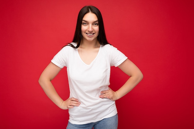 Foto van mooie positieve lachende volwassen vrouw stijlvolle kleding dragen