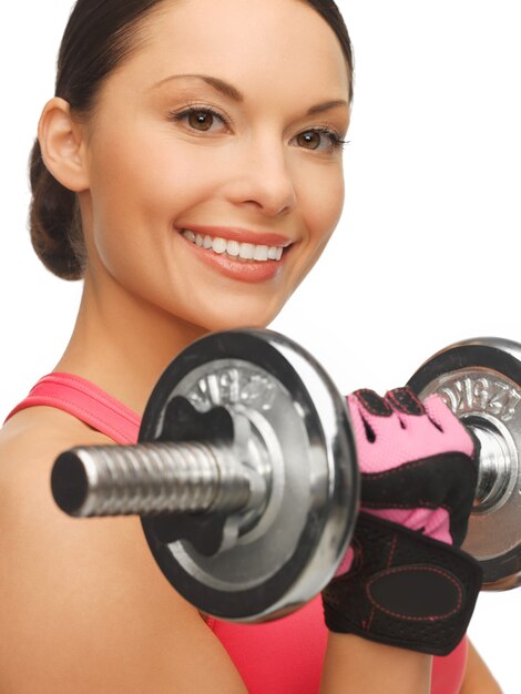 foto van mooie sportieve vrouw met dumbbells