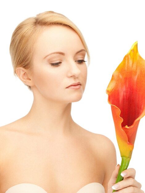 foto van mooie vrouw met calla bloem