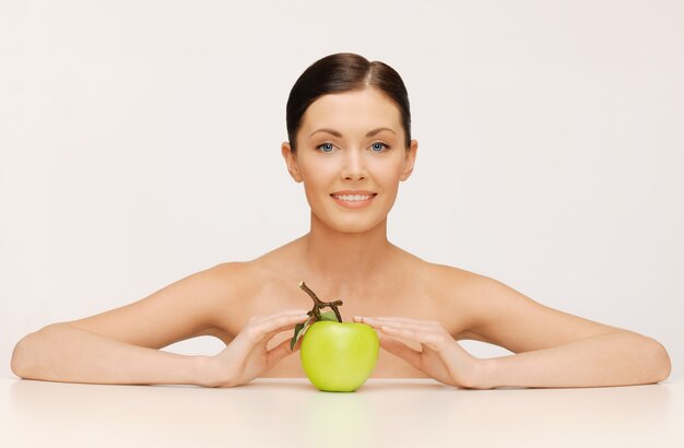 foto van mooie vrouw met groene appel