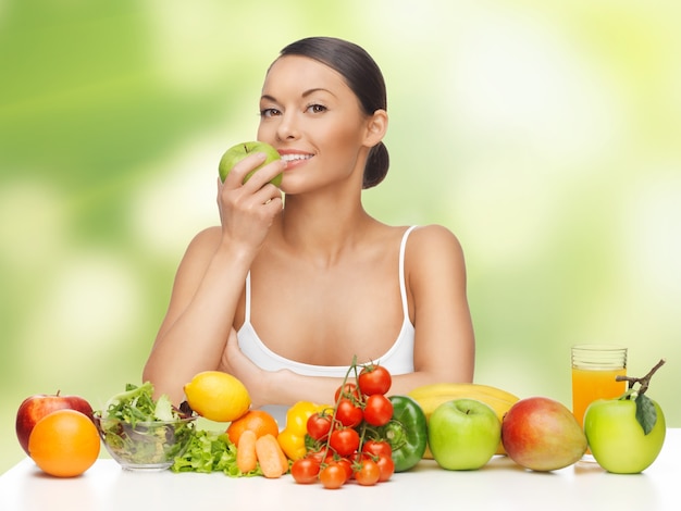 foto van mooie vrouw met groenten en fruit