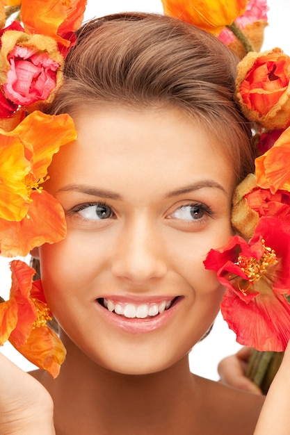 Foto foto van mooie vrouw met rode bloemen