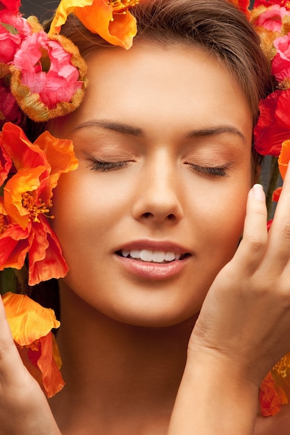 foto van mooie vrouw met rode bloemen