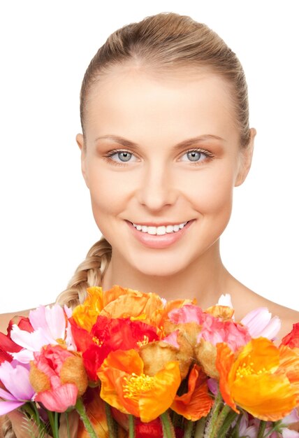 foto van mooie vrouw met rode bloemen