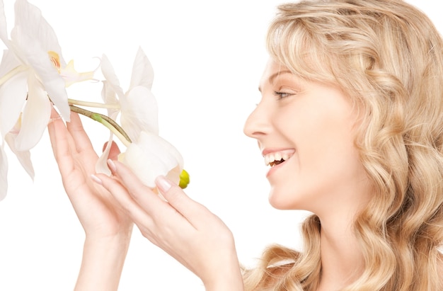 foto van mooie vrouw met witte bloem