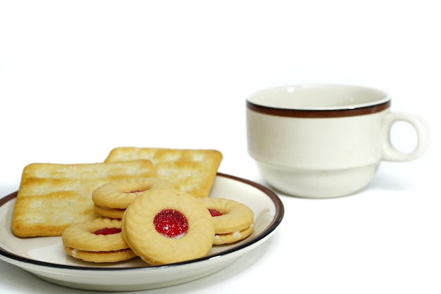 Foto van ontbijtkoekjes brood en koffiemokken