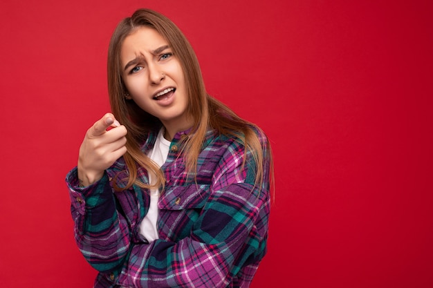 Foto van ontevreden beledigde trieste jonge mooie donkerblonde vrouw met oprechte emoties die