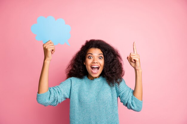 Foto van opgewonden vrolijke mooie stijlvolle trendy vrouw in blauwe trui dolblij dat ze een oplossing voor haar problemen heeft gevonden, houdt bubbel lege ruimte geïsoleerd pastel kleur roze muur