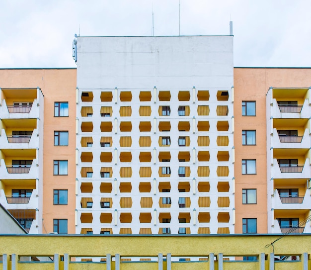 Foto van oranje wit modern flatgebouw met mesh-look