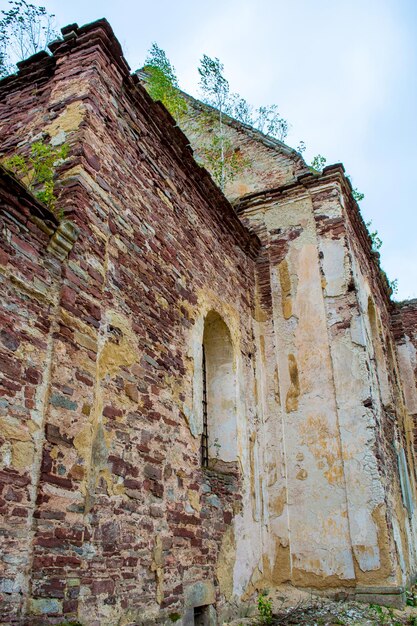 Foto van oude stenen rooms-katholieke kerk in Nyrkiv