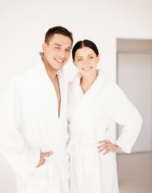 foto van paar in spa salon in witte badjassen