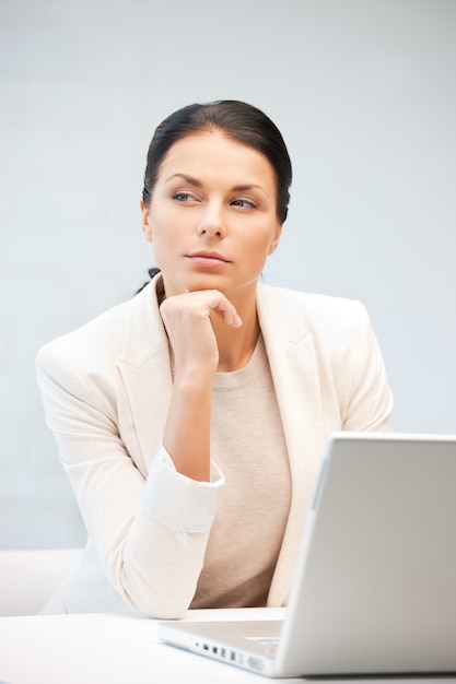 foto van peinzende vrouw met laptopcomputer