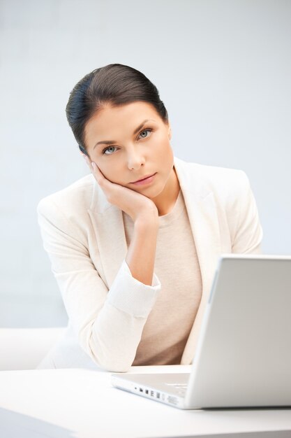 foto van peinzende vrouw met laptopcomputer