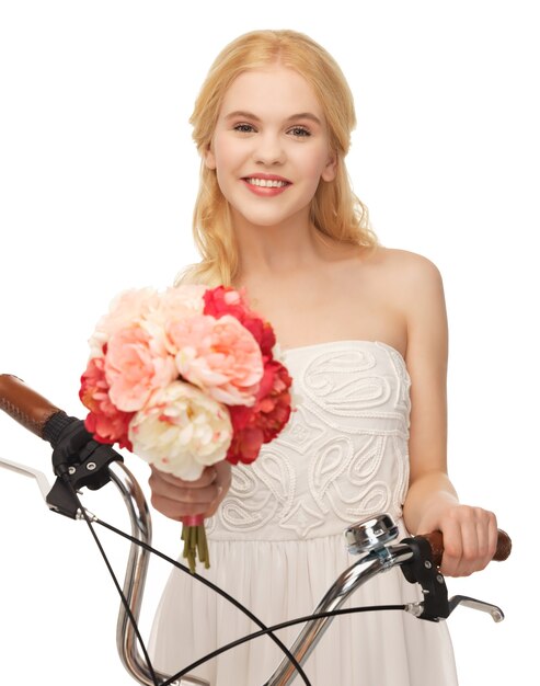 foto van plattelandsmeisje met fiets en bloemen