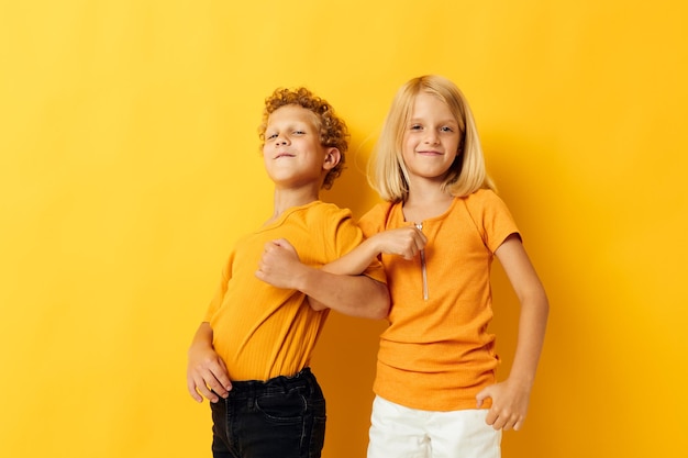 Foto van positieve jongen en meisje knuffelen mode jeugd entertainment geïsoleerde achtergrond