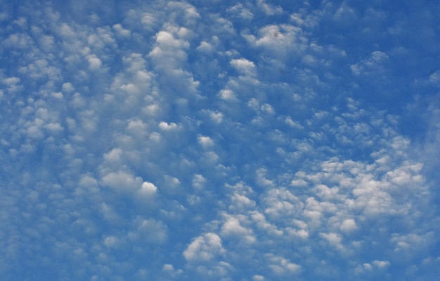 Foto van prachtige witte wolken en blauwe lucht