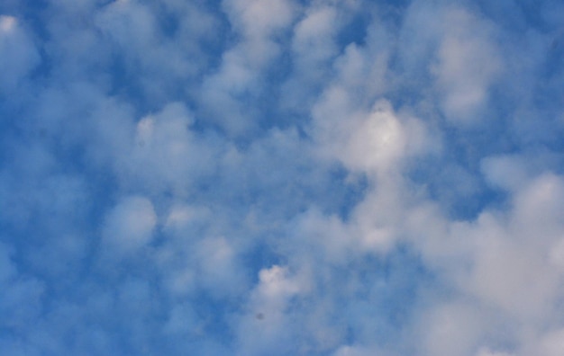 Foto foto van prachtige witte wolken en blauwe lucht