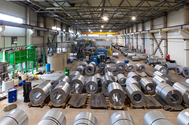 Foto van productielijn van metalen tegel voor dakstaal die machine vormt in de werkplaats van de metaalbewerkingsfabriek;