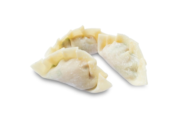 Foto van rauwe dumplings of gyoza geïsoleerd op wit