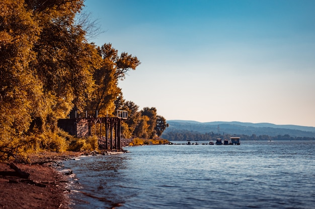 Foto van rivierlandschap in de herfst