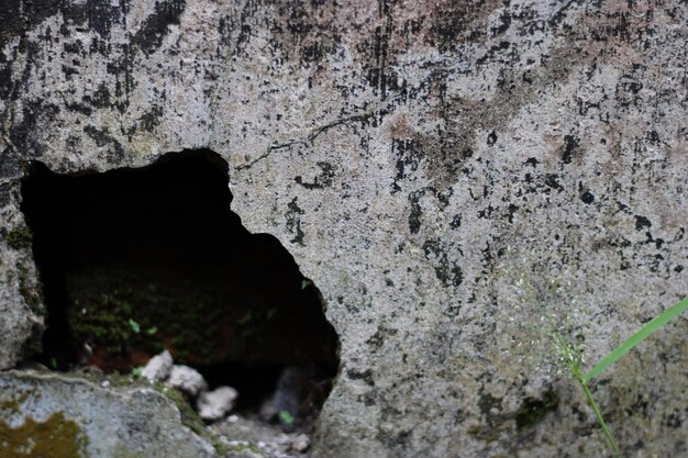 Foto van rode muurtextuur met cement op de muur