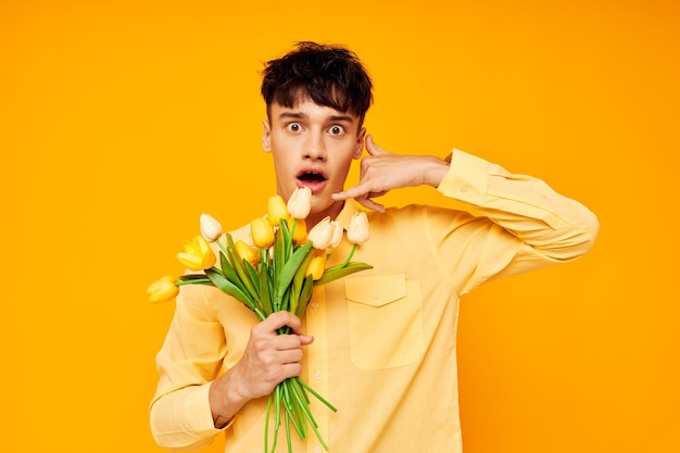 Foto van romantische jonge vriend met een modieus kapsel in gele shirts met bloemen lifesty