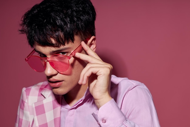 Foto van romantische jonge vriendje geruite blazer roze bril mode moderne stijl levensstijl ongewijzigd