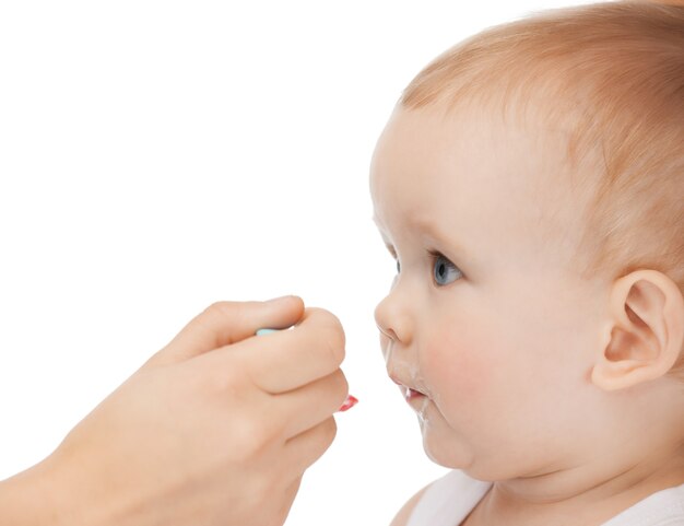 foto van rustige moeder die schattige baby voedt.