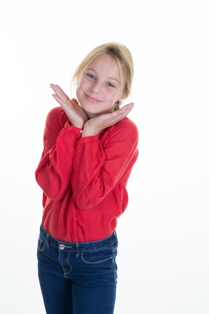 Foto van schattig klein meisje in gekleurde kleding op witte achtergrond