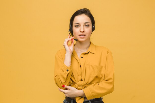 Foto van schattige vrouw met koptelefoon en praten over de microfoon