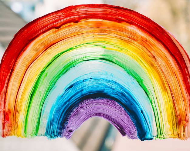 foto van schilderij regenboog op raam regenboog geschilderd met verf op glas