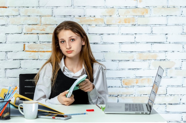 Foto van schoolmeisje en het openen van haar notitieboekje