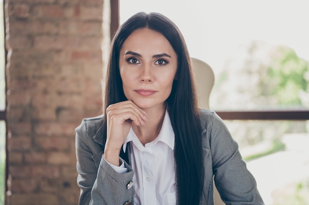 Foto van serieuze slimme baas vrouw bedrijfseigenaar hebben partnerschap kraag vergadering conferentie webcam luisteren start-up ontwikkelingsoplossing draag jasje pak in werkstation